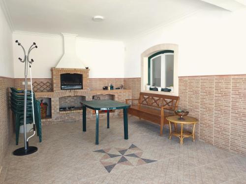 een woonkamer met een tafel en een open haard bij Luar dos Magos in Salvaterra de Magos