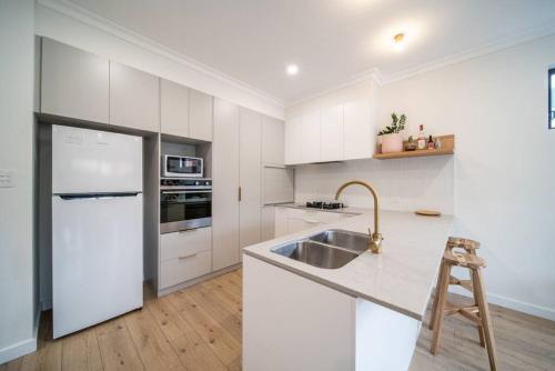 Dapur atau dapur kecil di Ohana on Hobart Backyard Wifi Family
