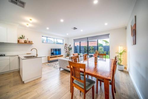 Dapur atau dapur kecil di Ohana on Hobart Backyard Wifi Family
