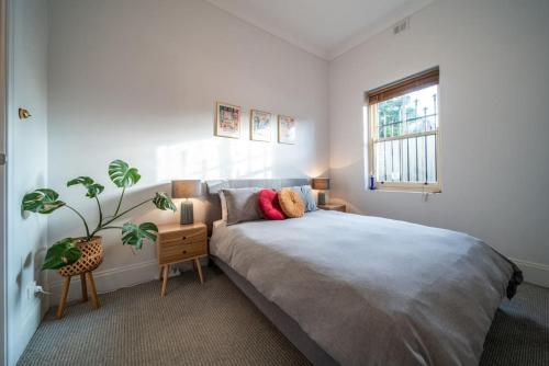 UnleyThat 70s Cottage Parkside Cottage Backyard WiFi的一间卧室，配有一张大床和一扇窗户。