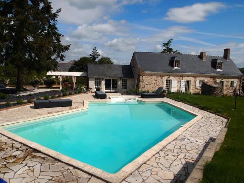 une image d'une piscine en face d'une maison dans l'établissement Chambres d'Hôtes de la Boire Bavard, à Blaison-Gohier