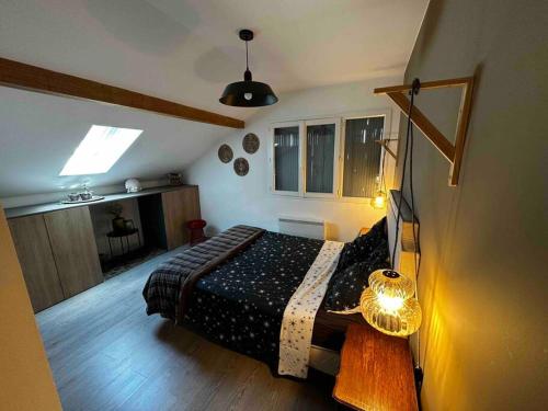 Un dormitorio con una cama y una mesa dentro. en appart du Vernay, en Annecy