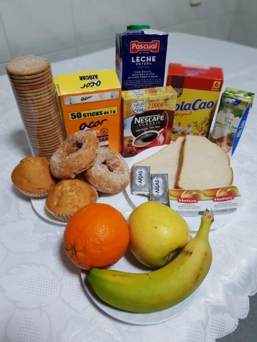 een tafel met een bord met eten, fruit en noten bij Casa Rural De Mascoras in Santibáñez el Alto