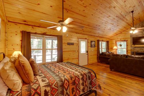 1 dormitorio con 1 cama en una cabaña de madera en Romantic Mountain View Cabin Rental Near Downtown!, en Mountain View