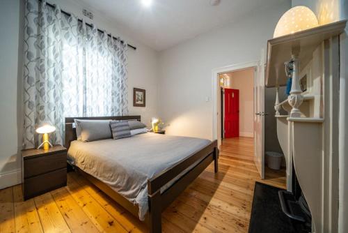 Postel nebo postele na pokoji v ubytování Vogue on Victoria Forestville