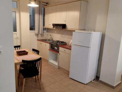Kuchyňa alebo kuchynka v ubytovaní Διατίθεται Γκαρσονιέρα