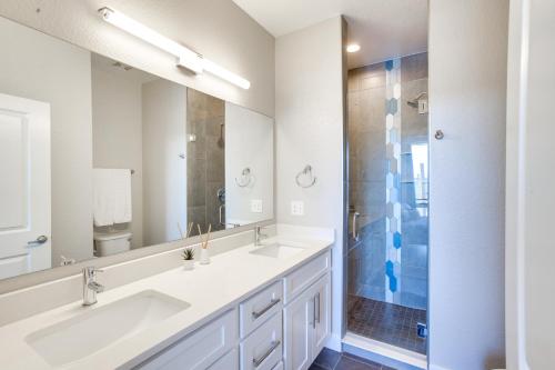 uma casa de banho com 2 lavatórios e um chuveiro em Modern Townhome with Rooftop Hot Tub and Mtn View em Denver
