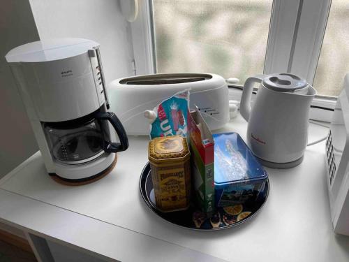 Un mostrador con una cafetera y una taza de café. en Black & White Harmony, en Belfort
