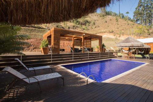 Bazén v ubytování Sítio Cinco Folhas, recanto com vista pra montanha nebo v jeho okolí