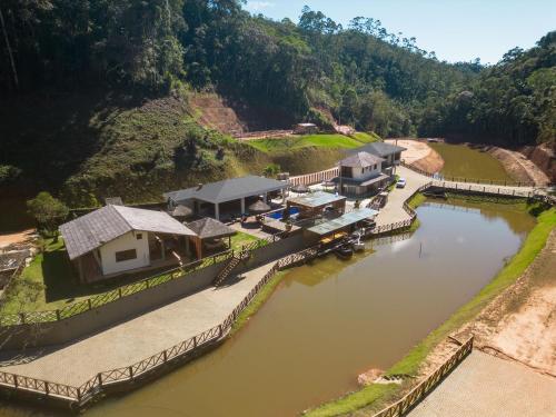 eine Luftansicht eines Hauses auf einem Fluss in der Unterkunft Sítio Cinco Folhas, recanto com vista pra montanha in Marechal Floriano
