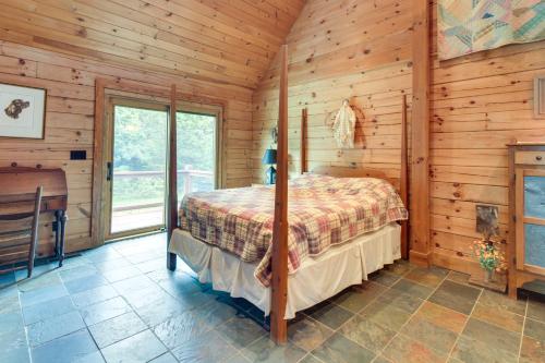 um quarto com uma cama num chalé de madeira em Secluded Nathalie Cabin with Yard and Nature Views em Nathalie