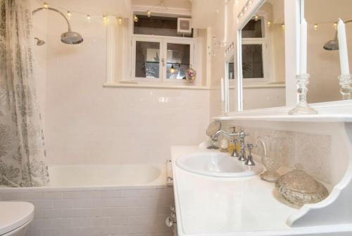 ein Badezimmer mit Waschbecken, Badewanne und Toilette in der Unterkunft Burrow at Botanic in Adelaide