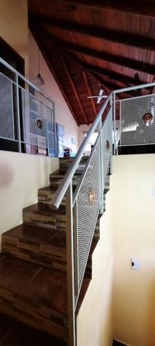 eine Treppe mit einem Metallgeländer und einer Holztreppe in der Unterkunft LOS CLAVELES in Federación