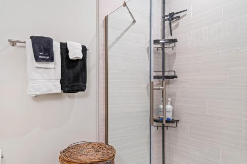 Ένα μπάνιο στο The Goatel - 1 bdrm apartment