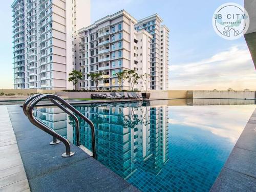 una piscina frente a algunos edificios altos en Skudai Paradigm Mall by JBcity Home, en Johor Bahru