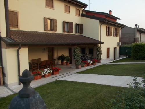a house with a yard with plants and flowers at Agriturismo Al Tralcio in Valeggio sul Mincio