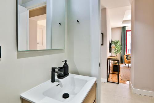 Ένα μπάνιο στο #Madrid Centro. 3D. Gran Via. Callao.Puerta del Sol