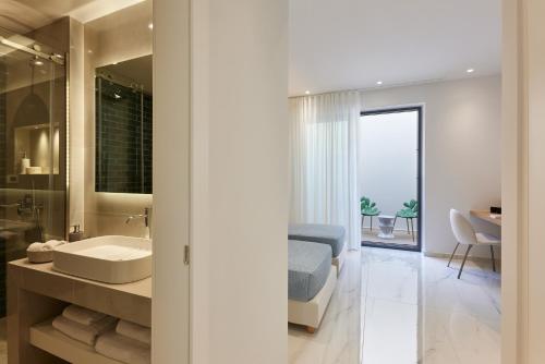 Ένα μπάνιο στο IREMIA SEAFRONT VILLA, Timeless Lifestyle