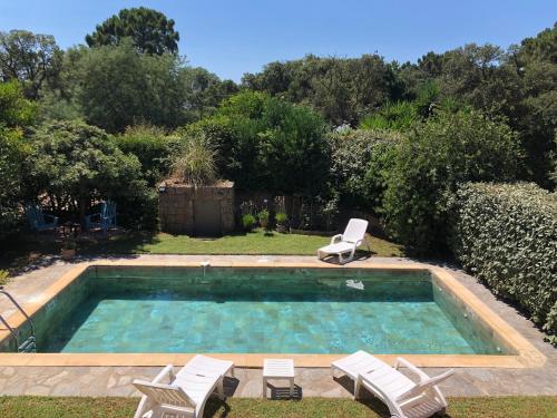 Bazén v ubytování Villa de charme à Marina di fiori nebo v jeho okolí