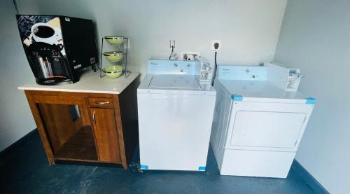 lavadero con lavadora y secadora en Hillsboro Inn & Suites en Hillsboro