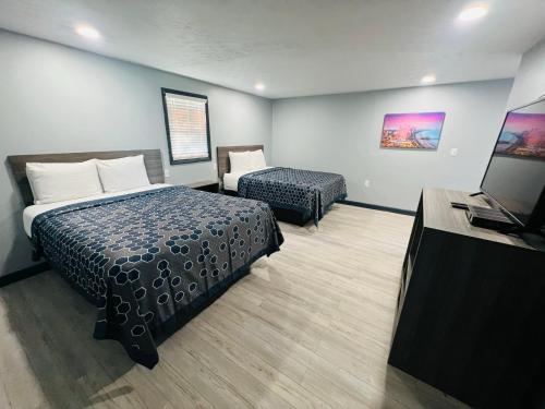 Habitación de hotel con cama y TV en Hillsboro Inn & Suites en Hillsboro