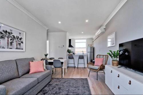 Ruang duduk di Bloom at Lotus Apartments