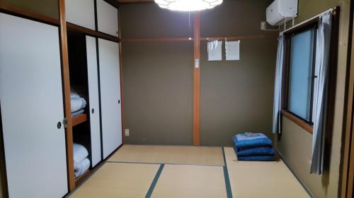 una habitación vacía con una habitación con puerta y una habitación con una habitación en 古民家貸し切り0818変則あり最大10人まで en Gifu