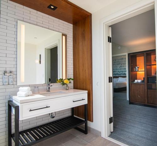 y baño con lavabo y espejo. en The Ameswell Hotel en Mountain View