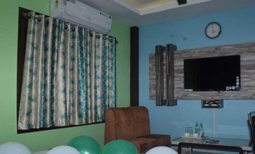 TV a/nebo společenská místnost v ubytování Hotel O Arasi Hotel