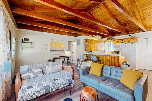 南太浩湖的住宿－Hounds of Aspen，客厅配有沙发和桌子