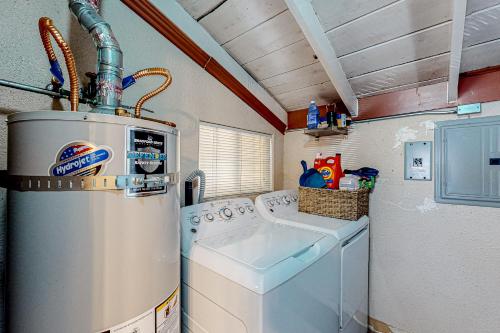 a small laundry room with a washer and dryer at Hounds of Aspen in South Lake Tahoe