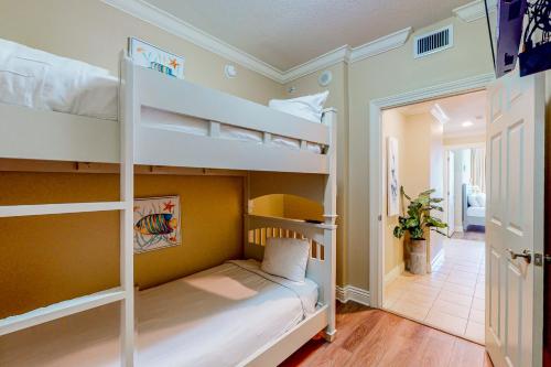 德斯坦的住宿－Emerald Grande W1021，一间带两张双层床的卧室和走廊
