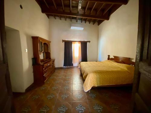 - une chambre avec un lit, une commode et une fenêtre dans l'établissement Casa Vergel Hotel Boutique, à Lamadrid