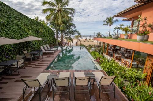 a view of the infinity pool at the resort at Club do Balanço Pousada e Restaurante in Morro de São Paulo