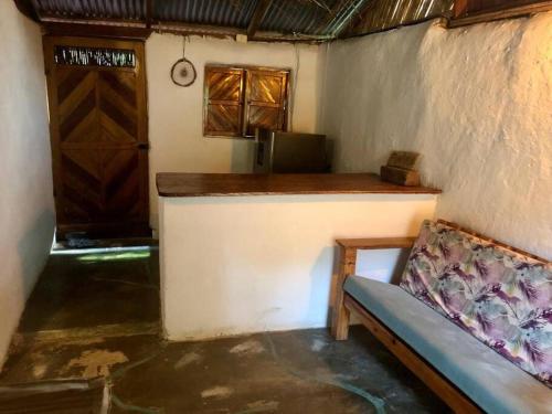 una habitación con una barra y un sofá en una habitación en Caza Terraza en Palomino