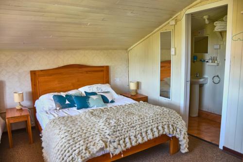 Ein Bett oder Betten in einem Zimmer der Unterkunft Hostal Triwe