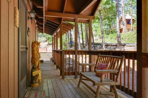 Balkón nebo terasa v ubytování Furnished Deck High Sierra Cabin in Twain Harte!