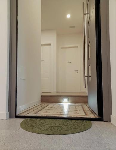 a hallway with a glass door and a rug at L'angolo di Luna in Gorizia