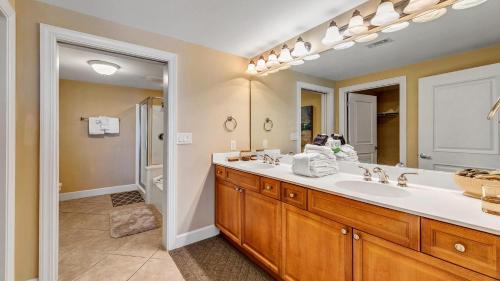 Ένα μπάνιο στο Harbor Landing 203B - Spacious Condo with views of the Harbor and Gulf