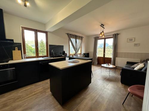 une cuisine et un salon avec un canapé et une table dans l'établissement Le Plaisance, Beuil Les Launes, à Beuil