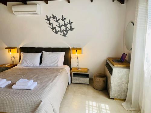 Ένα ή περισσότερα κρεβάτια σε δωμάτιο στο Charming house 8 minutes walk from Almyrida beach