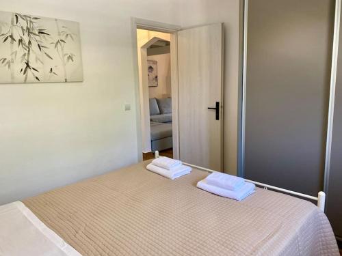Ένα ή περισσότερα κρεβάτια σε δωμάτιο στο Charming house 8 minutes walk from Almyrida beach
