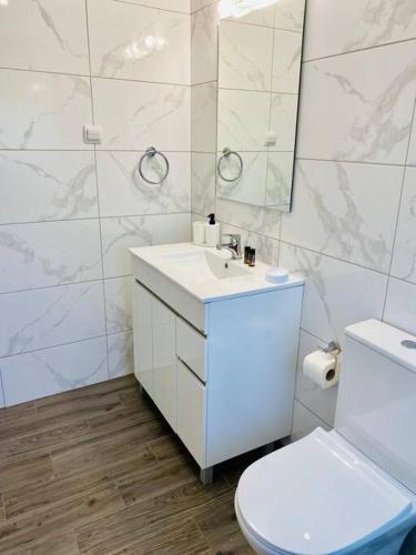 Ένα μπάνιο στο Charming house 8 minutes walk from Almyrida beach