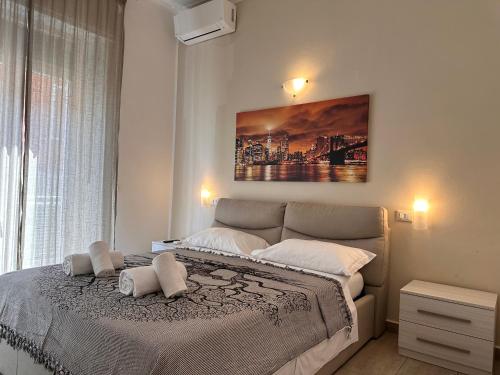 een slaapkamer met een groot bed en een schilderij aan de muur bij Dream Guest House in Pisa