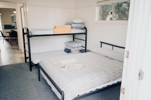 two bunk beds in a room with a window at West View Caravanpark in Dubbo