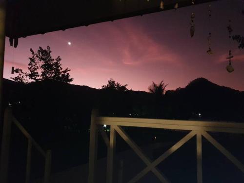 Pemandangan gunung umum atau pemandangan gunung yang diambil dari rumah percutian