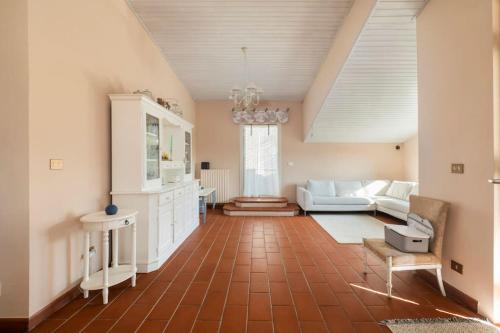 奧西莫的住宿－La Gipsofila Attic，客厅配有沙发和桌子