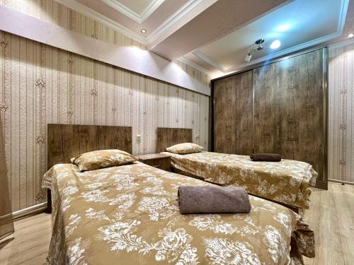 two beds sitting next to each other in a room at Luxury Apartment Nearby Northern Avenue , Middle of Center ( Самый Центр, 3х Комнатная Современная Квартира ) in Yerevan