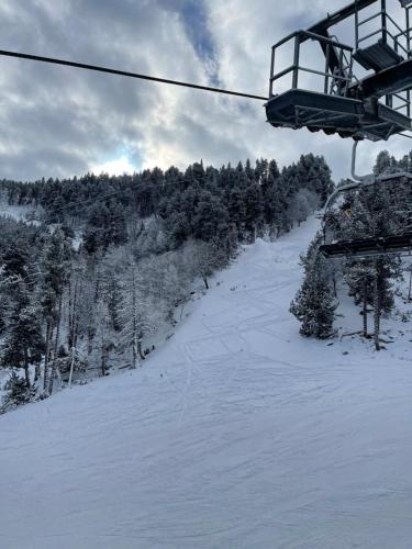 a ski lift going up a snow covered slope at Chalet Isard Pyrénées 2000 - 300m des pistes in Bolquere Pyrenees 2000