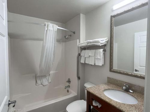 een badkamer met een wastafel, een toilet en een spiegel bij Quality Inn Merrimack - Nashua in Merrimack